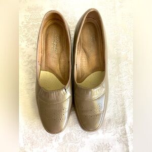Clinic shoes taupe color size 6 w